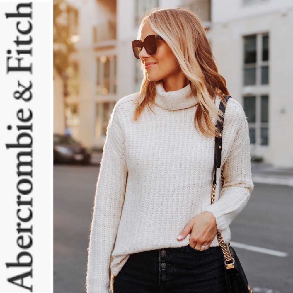 Abercrombie and Fitch Oversized Chunky Turtleneck Pullover Sweater